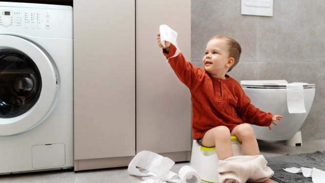 Ilustrasi seorang anak buang air di toilet