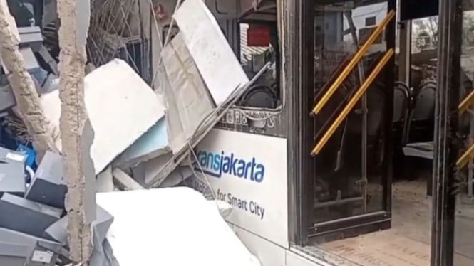 Transjakarta menabrak empat ruko di Pulogebang Jumat pagi (19/9/2025)