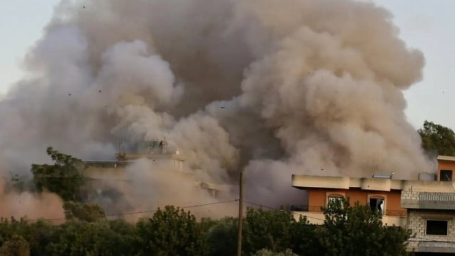 Serangan udara Israel mengenai sebuah rumah di pusat Kfar Tebnit