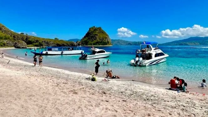 Pantai Pink atau Pink Beach di Pulau Komodo