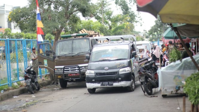 Satpol PP Tertibkan Pasar Sipon Cipondoh