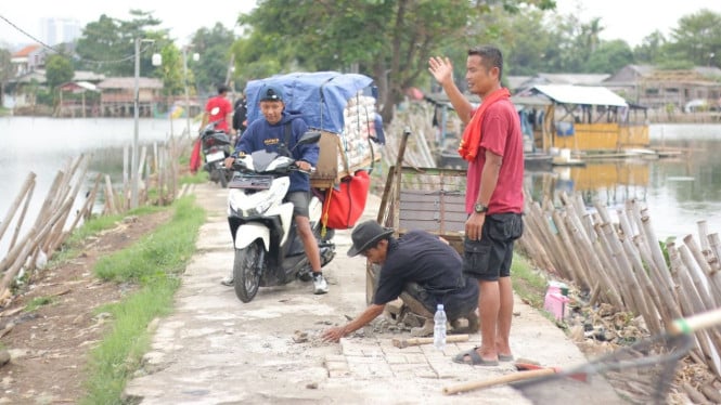 Warga Cipondoh Swadaya Perbaiki Jalan