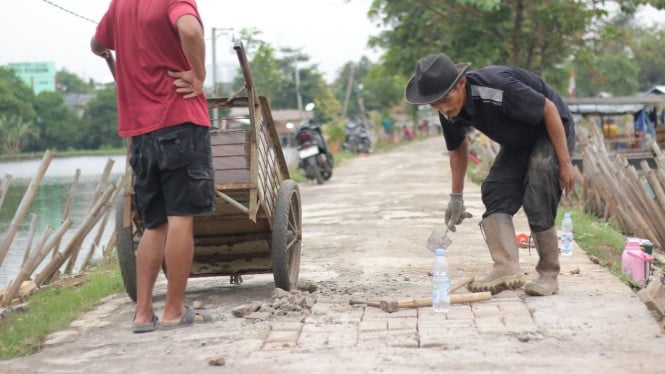 Warga Cipondoh Swadaya Perbaiki Jalan