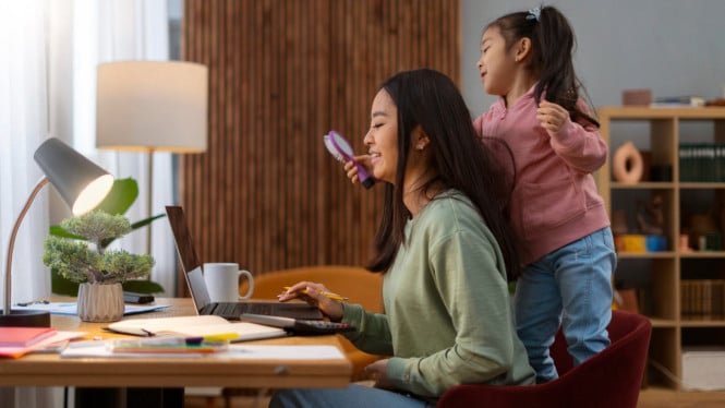 Ilustrasi WFH sambil mengurus anak