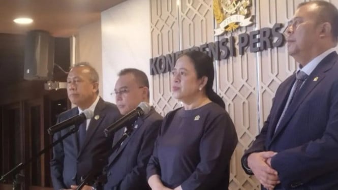 Puan Maharani bersama jajaran Pimpinan DPR RI saat konferensi pers