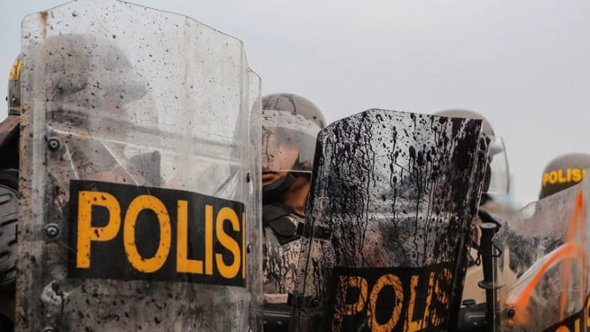 Polisi membubarkan pengunjuk rasa saat aksi Hari Buruh Internasional