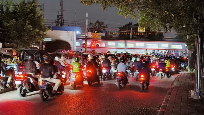 Kemacetan Parah di Stasiun Poris Tangerang