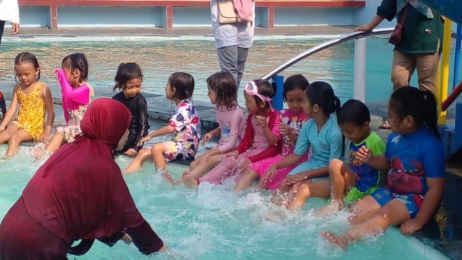 Siswa TK Aisyiyah 56 mengikuti kegiatan renang.