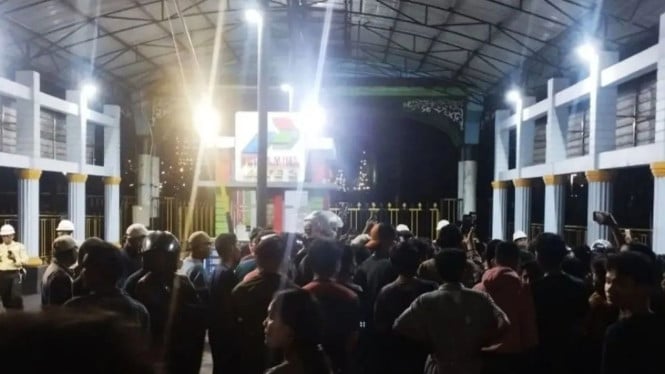 Ratusan warga berkumpul di sekitar Kilang Pertamina Dumai