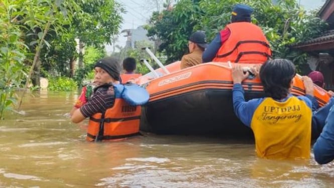 Komunitas Wagana tengah mengevakuasi warga yang terkena banjir