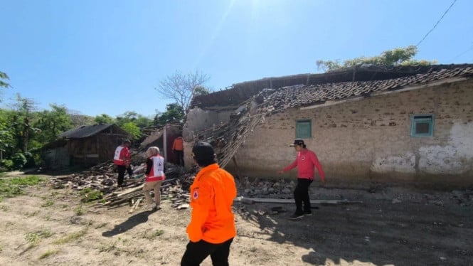 Petugas meninjau lokasi kejadian bencana di Pulau Sapudi, Sumenep