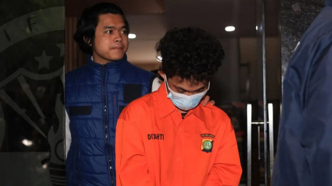 Petugas mengawal hacker bjorka alias pria berinisial WFT