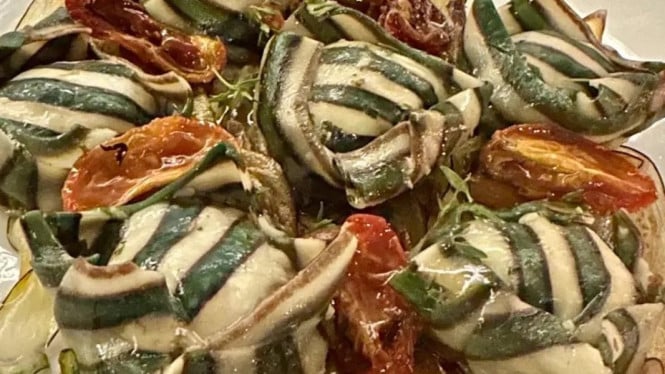 Sformatino M, ricota bayam berisi parmesan truffle