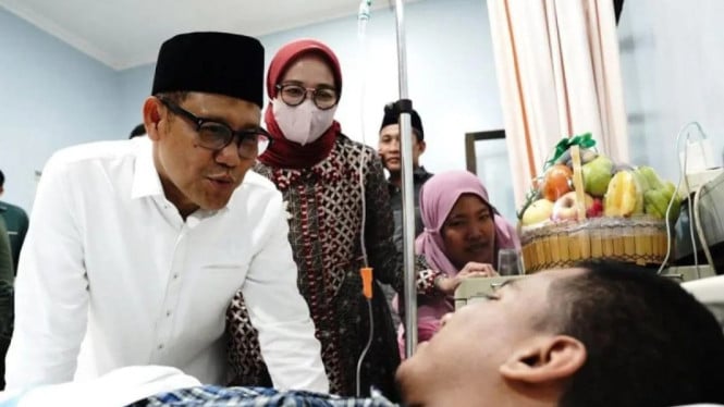 Cak Imin saat mengunjungi salah satu korban Ponpes ambruk