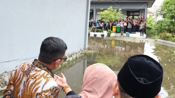 Gubernur Banten Andra Soni meninjau banjir di SMAN 15 Kota Tangerang