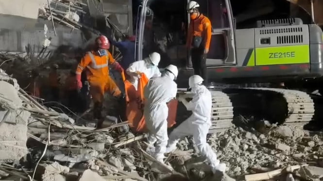 Petugas evakuasi korban runtuhnya Ponpes Al Khoziny Sabtu (4/10)