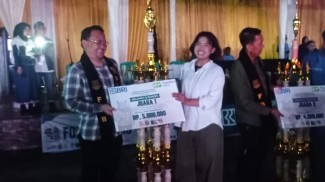 Wakil Ketua DPRD Banten Yudi Budi Wibowo menyerahkan piala bergilir