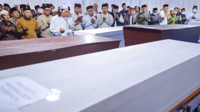 Rekan dan keluarga menggelar tahlil dan doa bersama untuk korban