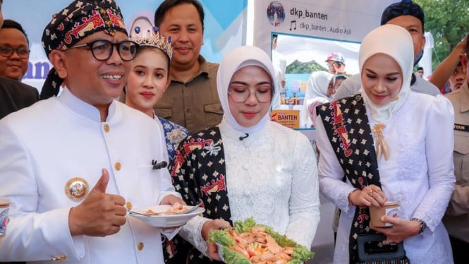 Gubernur Banten Andra Soni mencicipi udang tambak Banten