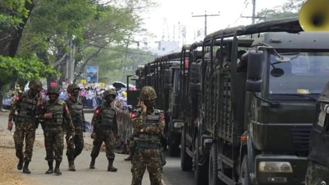 Tentara Myanmar mengamankan aksi unjuk rasa di Yangon.