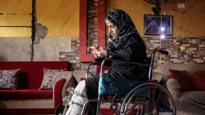 Hanin al-Mabhouh di rumah di kamp pengungsi al-Nuseirat di Gaza