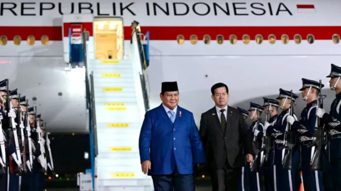 Presiden Prabowo Subianto (kiri) tiba di Pangkalan Udara Gimhae, Busan