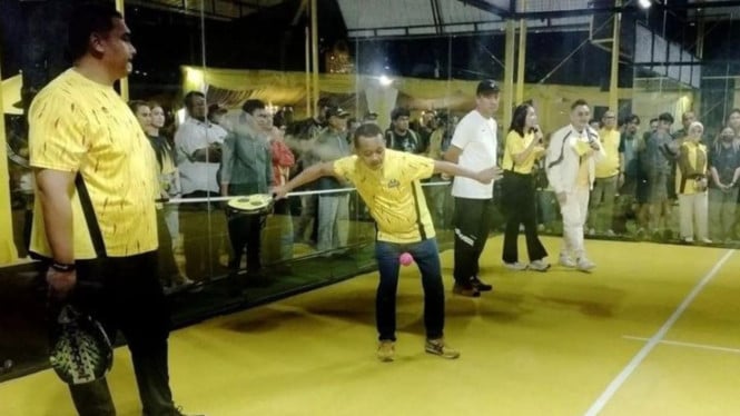 Bahlil Lahadalia meresmikan lapangan Padel.