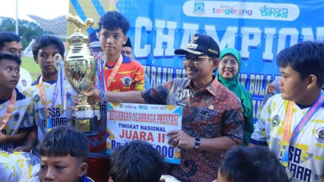 Wali Kota Tangerang, H. Sachrudin Memberikan Piala