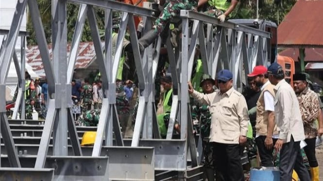 Presiden Prabowo Subianto tinjau pembangunan jembatan di Aceh.