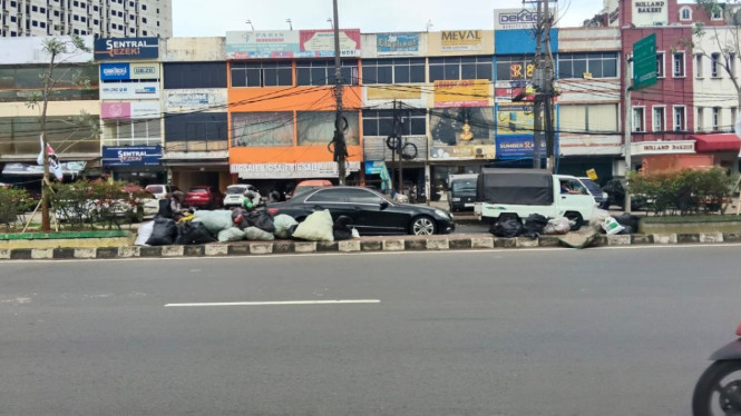 Tumpukan Sampah di Tangerang Selatan
