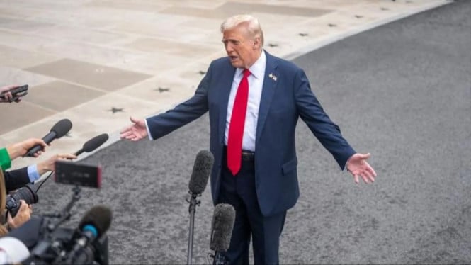 Presiden AS Donald Trump menandatangani surat perintah