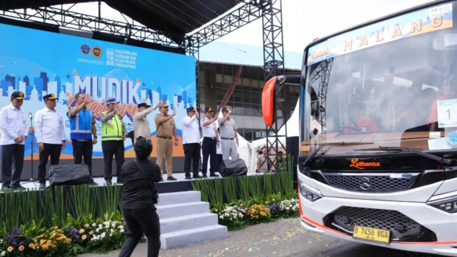 Menhub melepas para pemudik Nataru 2025 di Jakarta Timur