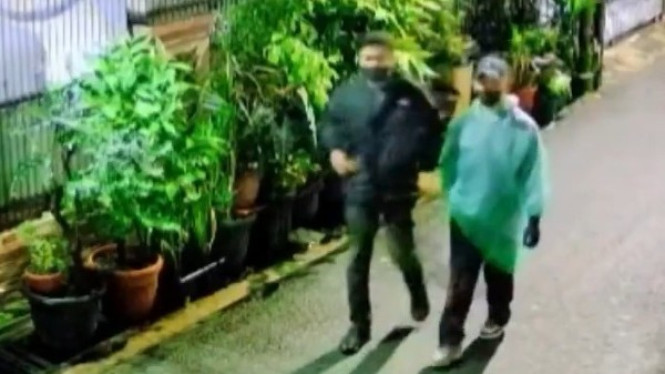 Tangkapan layar CCTV dua pelaku teror bom molotov di rumah DJ Donny
