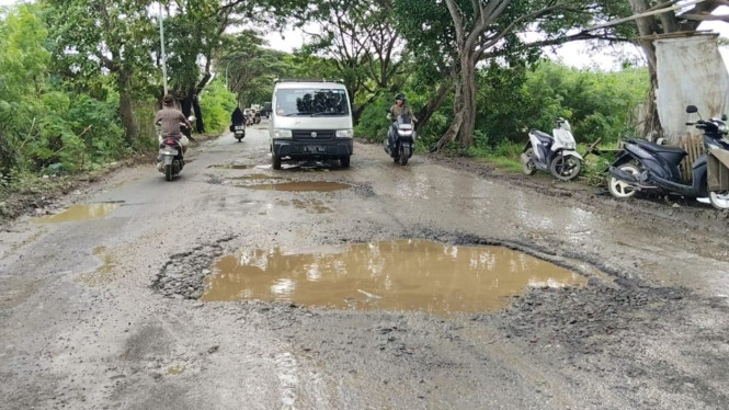Jalan Raya Pakuhaji Rusak Parah