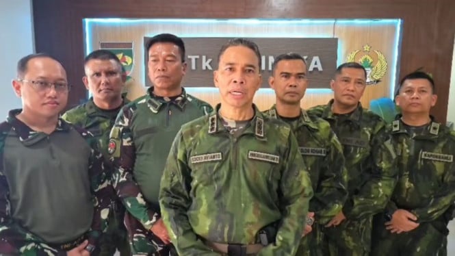 Pangkogabwilhan III Letjen TNI Lucky Avianto menjenguk prajurit Satgas TNI di rumah sakit.