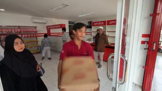 Warga berbelanja di Kopdes Cakung Timur