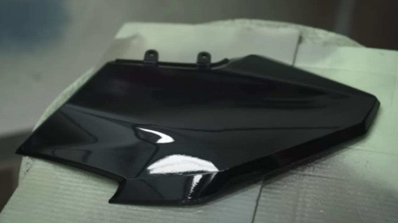 Cara Mudah Ubah Motor Hitam Doff Menjadi Glossy