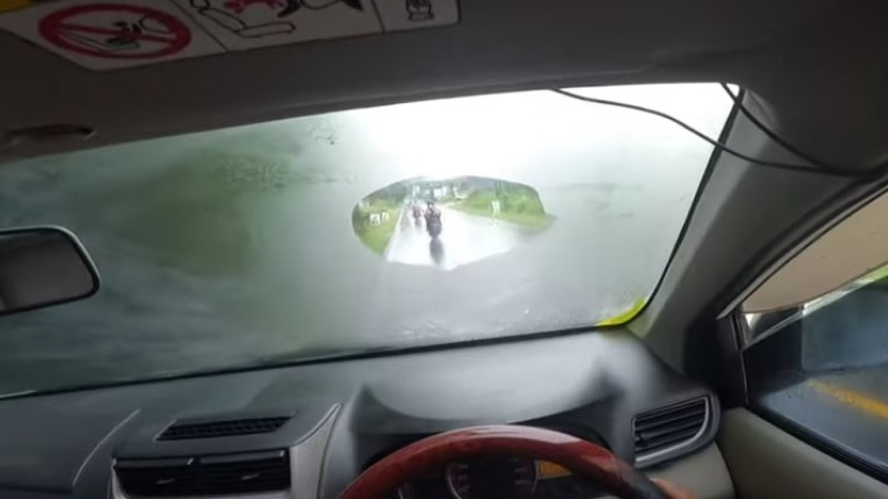 Cara Hilangkan Embun Kaca Mobil