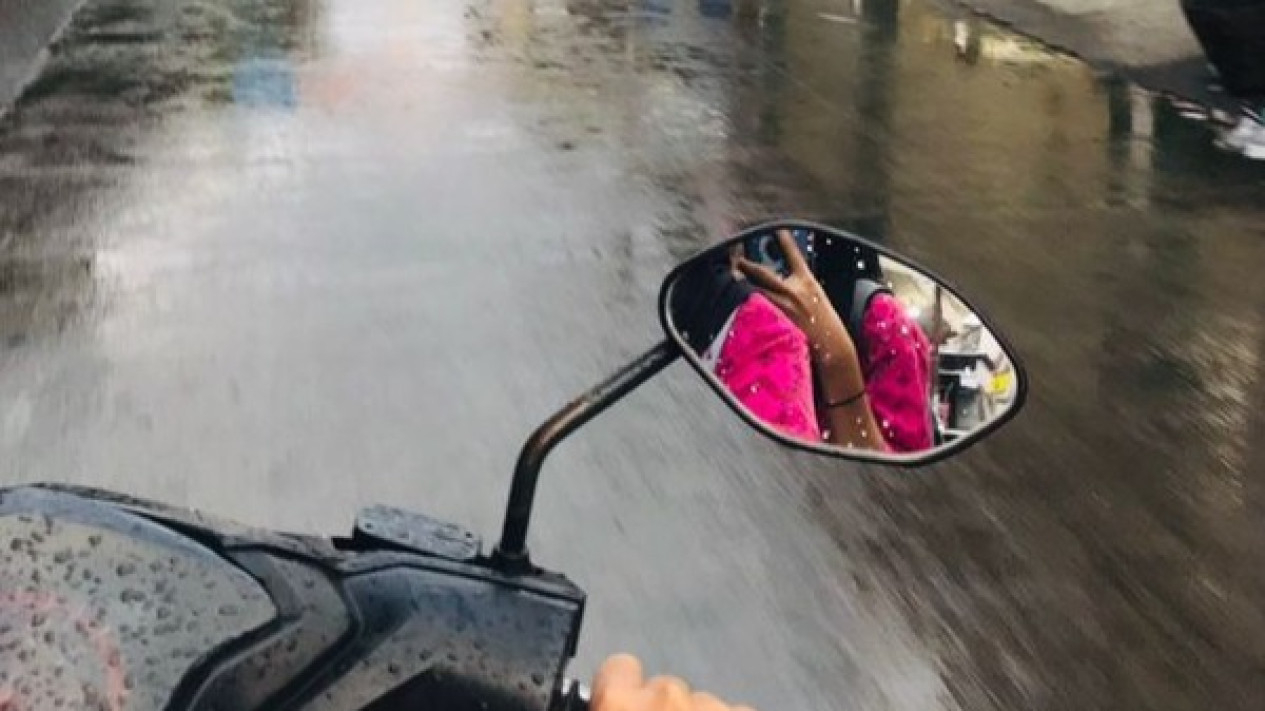 Viral Tips Mudah Membuat Spion Motor Tetap Jernih saat Hujan