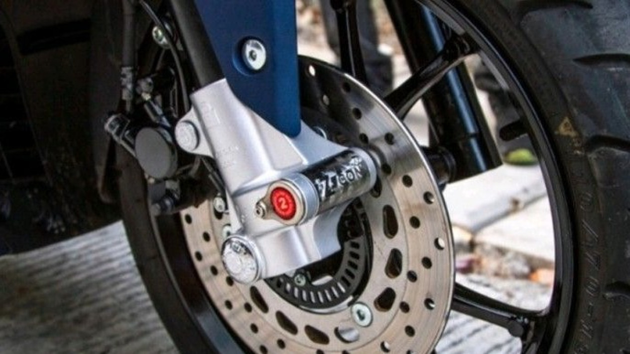 Perbaiki Shock Breaker Depan Motor yang Kaku