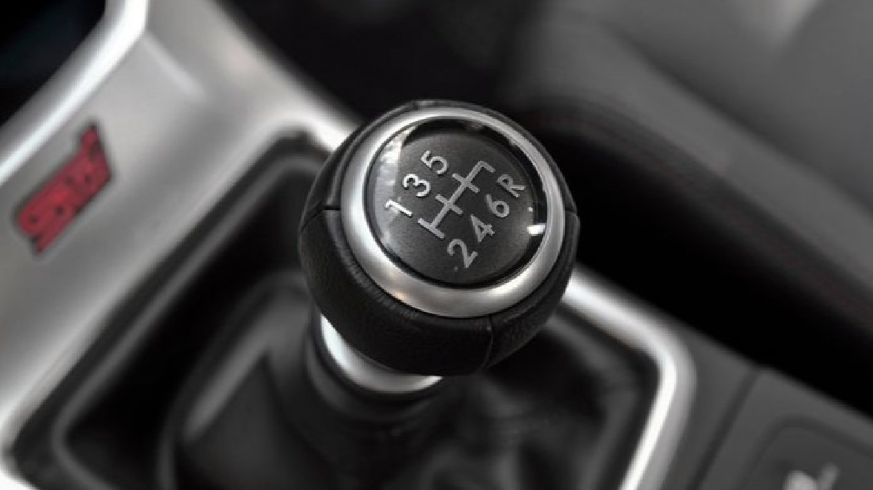Kebiasaan Pengemudi Mobil Manual Merusak Mobil