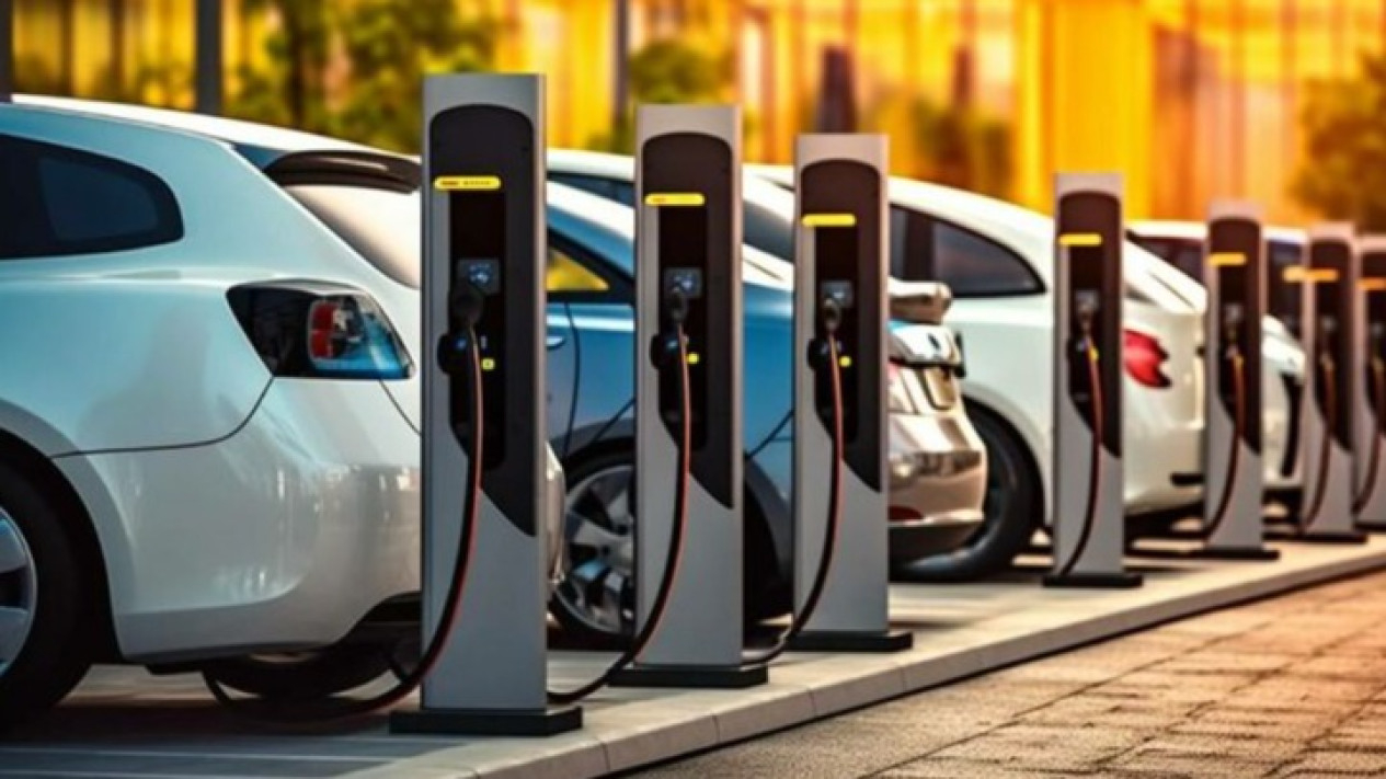 Tips Merawat Mobil Hybrid dan EV