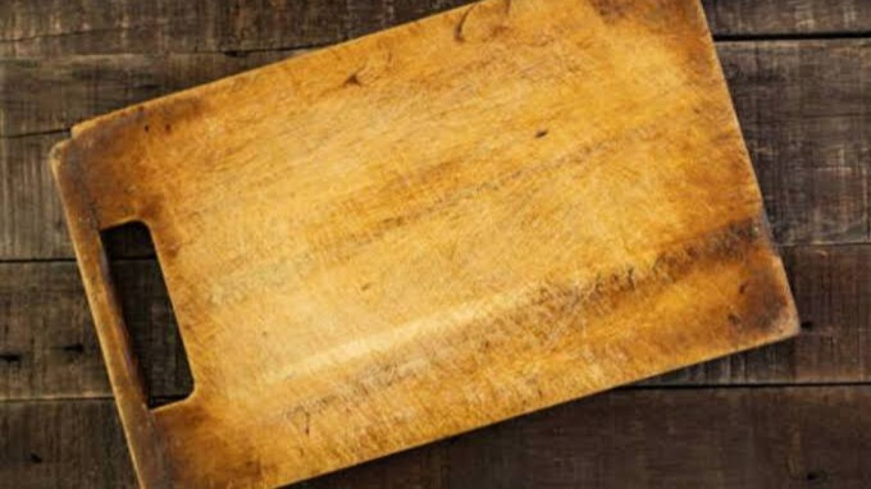 Talenan Kayu Kotor dan Berjamur