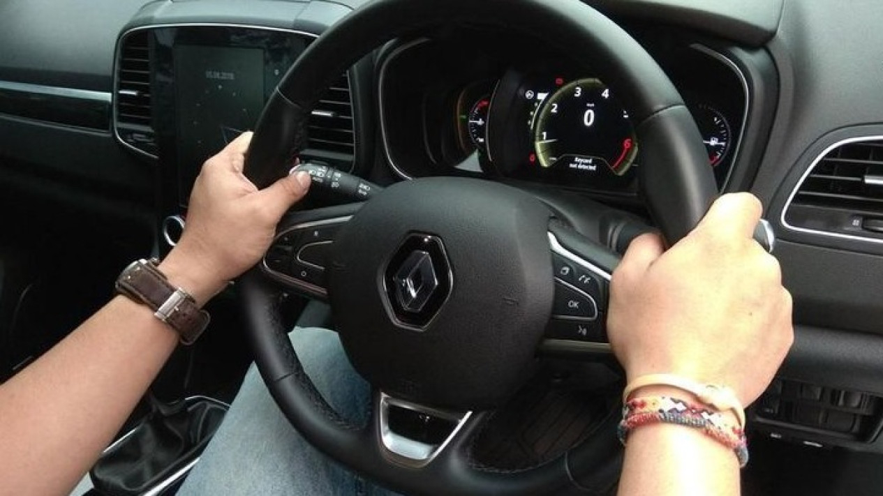 Mobil Manual Mati di Tanjakan