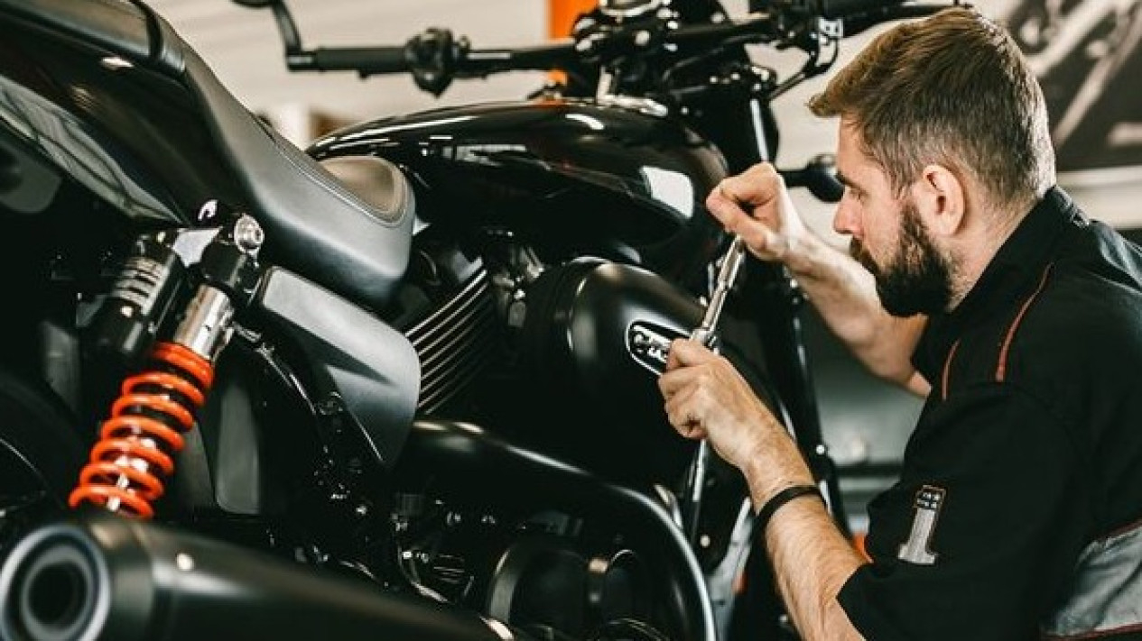 Ilustrasi Servis Motor