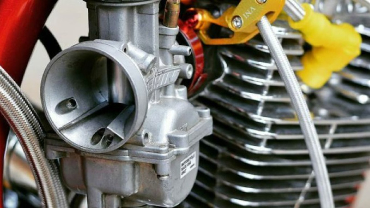 Perbandingan Motor Karburator dengan Injeksi