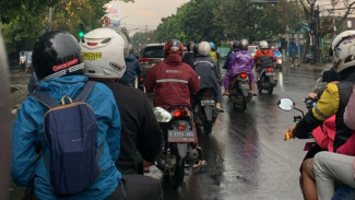 Tips Berkendara Motor Saat Hujan Tips Berkendara Motor Saat Hujan