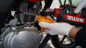 Motor Kamu Mulai Rewel? Ini 4 Tanda Oli Udah Harus Diganti Sebelum Mesin Jebol!