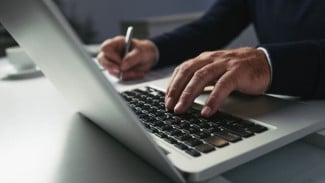 Mau Laptop Kantoran yang Awet dan Ngebut? Ini 3 Pilihan Terbaik Tanpa Bikin Dompet Jebol