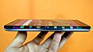 Pengen Layar Lengkung Tapi Budget Pas-pasan? Cek 5 Smartphone Ini!